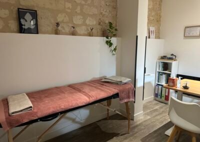 Margot Audrin naturopathe et réflexologue vous reçoit dans son cabinet au 17 Place Pey Berland à Bordeaux pour des séances de naturopathie ou de réflexologie plantaire